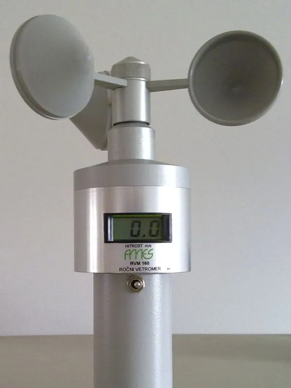 Anemometr czaszowy z cyfrowym wyświetlaczem